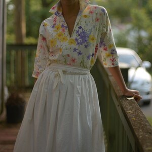blusa con cuello estructurado floral de algodón pulido de stock muerto de la década de 1960 // pequeña-mediana