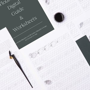 Puede incluir: Una gu&iacute;a digital de caligraf&iacute;a y hojas de trabajo con una pluma negra y un tintero. La gu&iacute;a incluye instrucciones sobre c&oacute;mo crear letras de caligraf&iacute;a en flor. Las hojas de trabajo presentan un patr&oacute;n de cuadr&iacute;cula para practicar la caligraf&iacute;a.