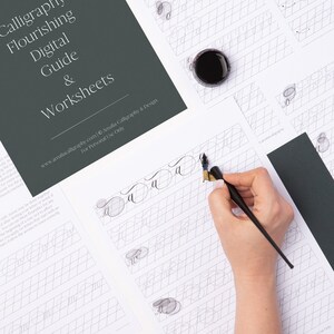 Puede incluir: Una gu&iacute;a digital de caligraf&iacute;a y hojas de trabajo con una mano sosteniendo una pluma de caligraf&iacute;a y un tintero sobre una superficie blanca. La gu&iacute;a incluye instrucciones sobre c&oacute;mo crear letras de caligraf&iacute;a en flor. El texto de la gu&iacute;a dice "Calligraphy Flourishing Digital Guide & Worksheets".