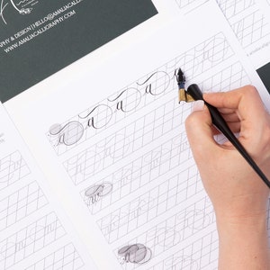 Puede incluir: Una hoja de pr&aacute;ctica de caligraf&iacute;a con un patr&oacute;n de cuadr&iacute;cula y una mano sosteniendo una pluma de caligraf&iacute;a. La hoja incluye una serie de letras "a" con pautas para practicar la letra.