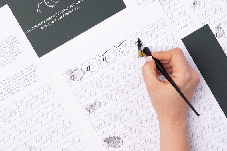 Puede incluir: Una hoja de pr&aacute;ctica de caligraf&iacute;a con un patr&oacute;n de cuadr&iacute;cula y una mano sosteniendo una pluma de caligraf&iacute;a. La hoja incluye una serie de letras "a" con pautas para practicar la letra.
