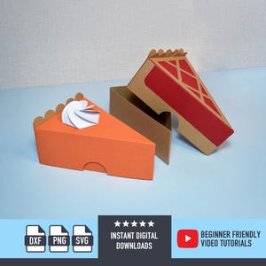 Può includere: Due scatole di carta a forma di fetta di torta, una arancione con un vortice bianco e una marrone con ripieno rosso. Le scatole sono aperte, rivelando l'interno. La parte inferiore dell'immagine presenta icone per file DXF, PNG e SVG, insieme al testo "DOWNLOAD DIGITALI IMMEDIATI" e "TUTORIAL VIDEO PER PRINCIPIANTI."