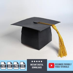 Op de afbeelding: Een zwarte afstudeerhoed met een gouden kwast. De hoed is vierkant met een platte bovenkant en een kleine knoop in het midden. De kwast hangt van de knoop af. De afbeelding bevat ook pictogrammen voor digitale downloads en de tekst "Directe digitale downloads" en "Beginner Friendly Video Tutorials".