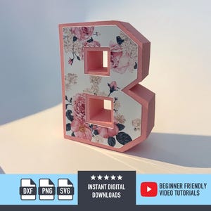 Puede incluir: Una gran letra "B" rosa tridimensional con un diseño floral. La letra está decorada con rosas rosas y hojas verdes sobre un fondo blanco. Los bordes de la letra son rosas. La imagen también incluye el texto "INSTANT DIGITAL DOWNLOADS" y "BEGINNER FRIENDLY VIDEO TUTORIALS".