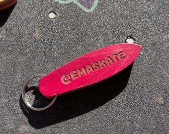 Handmade keychain made from recycled skateboards in surfboard shape, colorful and individual - with engraving option, sustainable gift