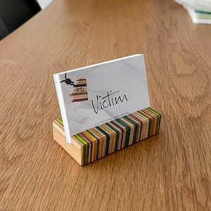 Handgefertigter Visitenkartenhalter aus recyceltem Skateboard – Elegantes Design, nachhaltige Handwerkskunst, Holz Visitenkartenhalter