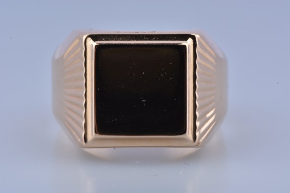 18 Carat yellow gold ring. Old size.