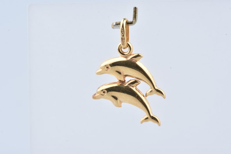 Two dolphin pendant in 9 carat yellow gold with beaker.