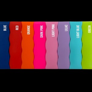 K&ouml;nnte beinhalten: Zehn Silikon-Armb&auml;nder in verschiedenen Farben, darunter Schwarz, Blau, Rot, Orange, Dunkelrosa, Hellrosa, Lila, Hellblau, Gr&uuml;n und Gelb.