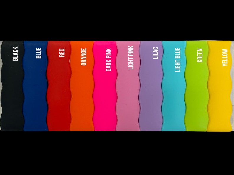 K&ouml;nnte beinhalten: Zehn Silikon-Armb&auml;nder in verschiedenen Farben, darunter Schwarz, Blau, Rot, Orange, Dunkelrosa, Hellrosa, Lila, Hellblau, Gr&uuml;n und Gelb.
