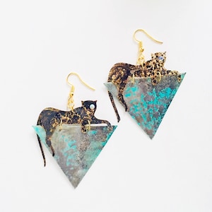 Jaguar triangle earrings - Jaguar drops earrings - Trending jewelry - Jaguar jewelry - Rockabilly Jewelry - Novelty earrings - Animal print