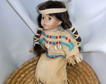 Poupée de collectionneur poupée d’artiste, vêtements faits à la main en peau de cerf et broderie de perles de verre, unique