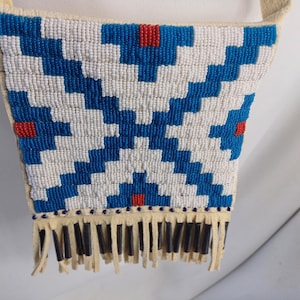 Hjortskinnspåse med fransar, broderad med glaspärlor, dekoration i vilda västern, pärlbroderi av indianskt ursprung