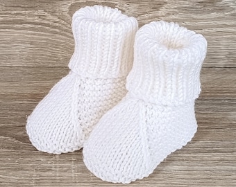 Chaussons blancs tricotés à la main, cadeau nouveau-né neutre entre les sexes de grand-mère, chaussons pour bébé faits main, cadeau de mamie