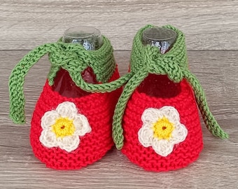 Newborn booties Hand knitted infant baby booties Newborn slippers Gift for baby Strawberry booties Baby shower gift Pregnancy gift
