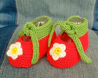 Newborn booties Hand knitted infant baby booties Newborn slippers Gift for baby Strawberry booties Baby shower gift Pregnancy gift