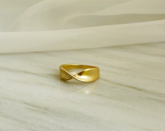 Matt Gold Finish Twist Ring, Gold Ring, Promise Ring, Wedding Ring, Unisex Ring, Bridesmaid Gift, Cocktail Ring, Wide Band Ring, Modern Ring