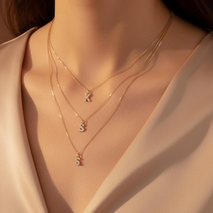 Elegant hänge med alfabetet och diamanter i massivt 9K guld | Anpassat initialhalsband med berlock | Tyst lyxgåva till henne | Eleganta minimalistiska smycken bild 9