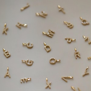 Elegant hänge med alfabetet och diamanter i massivt 9K guld | Anpassat initialhalsband med berlock | Tyst lyxgåva till henne | Eleganta minimalistiska smycken bild 19