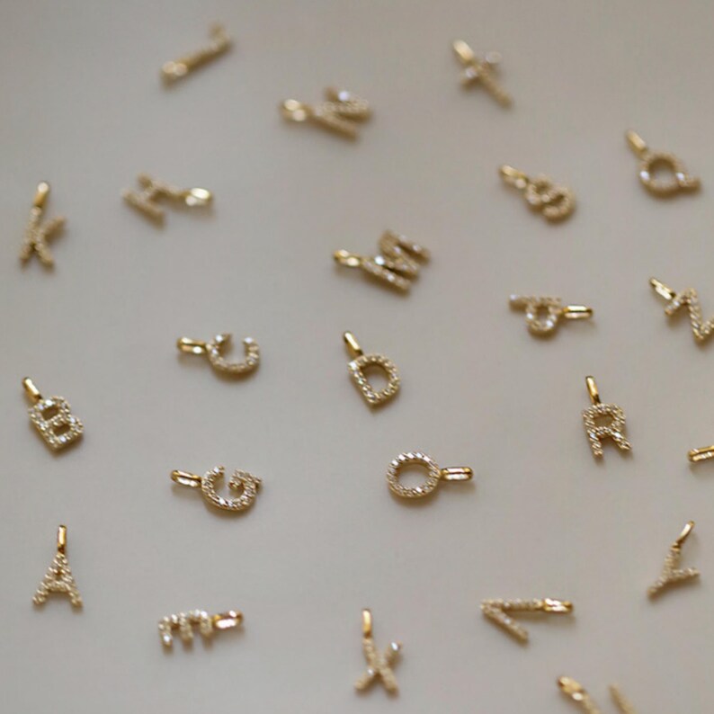 Elegant hänge med alfabetet och diamanter i massivt 9K guld | Anpassat initialhalsband med berlock | Tyst lyxgåva till henne | Eleganta minimalistiska smycken bild 19