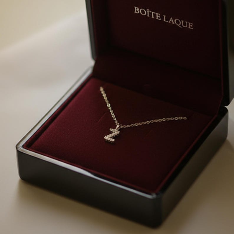Elegant hänge med alfabetet och diamanter i massivt 9K guld | Anpassat initialhalsband med berlock | Tyst lyxgåva till henne | Eleganta minimalistiska smycken bild 7