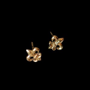 K&ouml;nnte beinhalten: Ein Paar goldfarbene Ohrstecker, jeweils in Form einer Fleur-de-Lis. Die Ohrringe sind vor einem schwarzen Hintergrund platziert, der ihr filigranes Design und ihren metallischen Glanz hervorhebt. Ein klassisches und elegantes Schmuckst&uuml;ck.