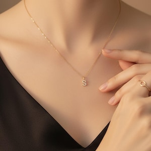 Elegant hänge med alfabetet och diamanter i massivt 9K guld | Anpassat initialhalsband med berlock | Tyst lyxgåva till henne | Eleganta minimalistiska smycken bild 17