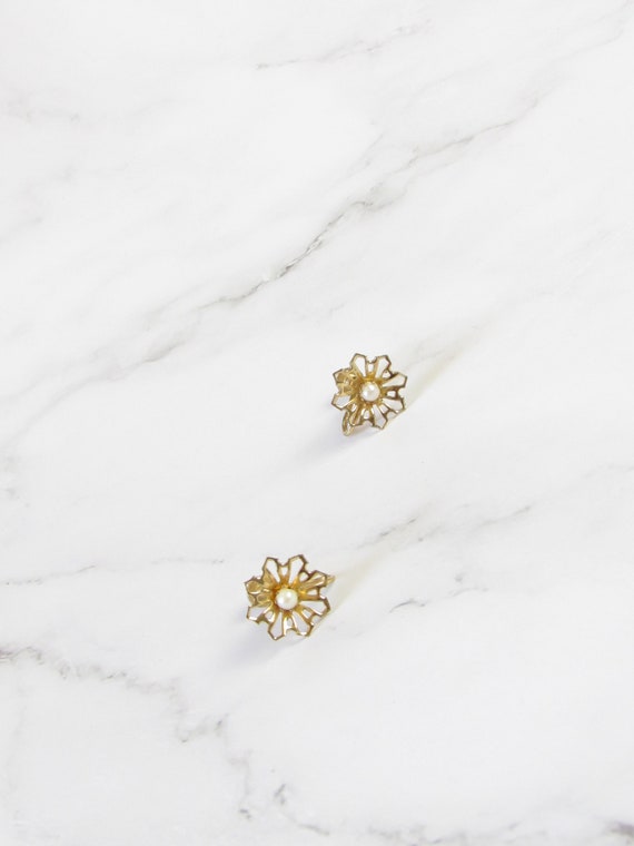 Daisy Pearl Gold Toned Earrings, Vintage Gold Ear… - image 4