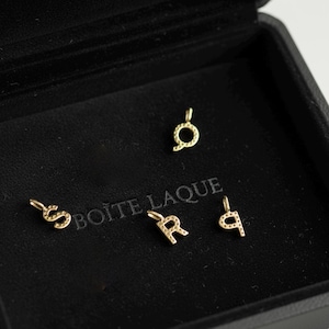 Elegant hänge med alfabetet och diamanter i massivt 9K guld | Anpassat initialhalsband med berlock | Tyst lyxgåva till henne | Eleganta minimalistiska smycken bild 4
