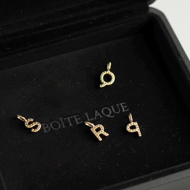 Elegant hänge med alfabetet och diamanter i massivt 9K guld | Anpassat initialhalsband med berlock | Tyst lyxgåva till henne | Eleganta minimalistiska smycken bild 4