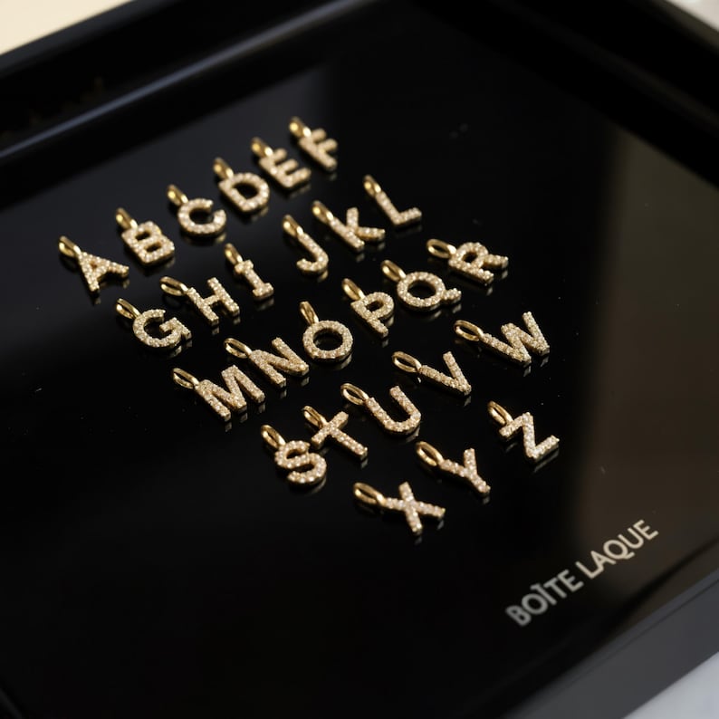 Elegant hänge med alfabetet och diamanter i massivt 9K guld | Anpassat initialhalsband med berlock | Tyst lyxgåva till henne | Eleganta minimalistiska smycken bild 3