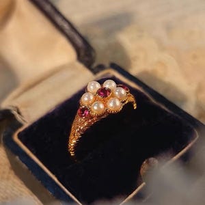 Vintage Real Pearl Ring in 18K Gold – Delicate Cluster Design with Elegant Gem Accents Ring, Art Deco Ring, Promise Ring,  Cocktail Ring