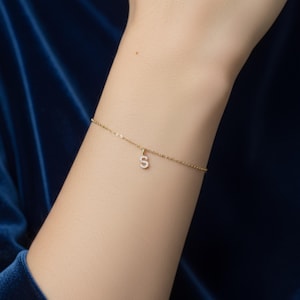 Elegant hänge med alfabetet och diamanter i massivt 9K guld | Anpassat initialhalsband med berlock | Tyst lyxgåva till henne | Eleganta minimalistiska smycken bild 13
