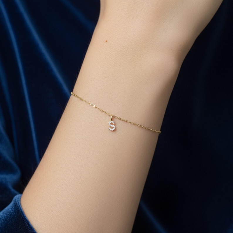 Elegant hänge med alfabetet och diamanter i massivt 9K guld | Anpassat initialhalsband med berlock | Tyst lyxgåva till henne | Eleganta minimalistiska smycken bild 13