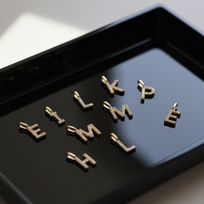 Elegant hänge med alfabetet och diamanter i massivt 9K guld | Anpassat initialhalsband med berlock | Tyst lyxgåva till henne | Eleganta minimalistiska smycken bild 18