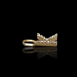 Elegant hänge med alfabetet och diamanter i massivt 9K guld | Anpassat initialhalsband med berlock | Tyst lyxgåva till henne | Eleganta minimalistiska smycken bild 10