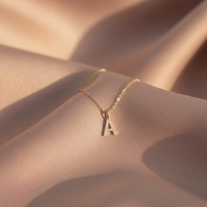 Elegant hänge med alfabetet och diamanter i massivt 9K guld | Anpassat initialhalsband med berlock | Tyst lyxgåva till henne | Eleganta minimalistiska smycken bild 2