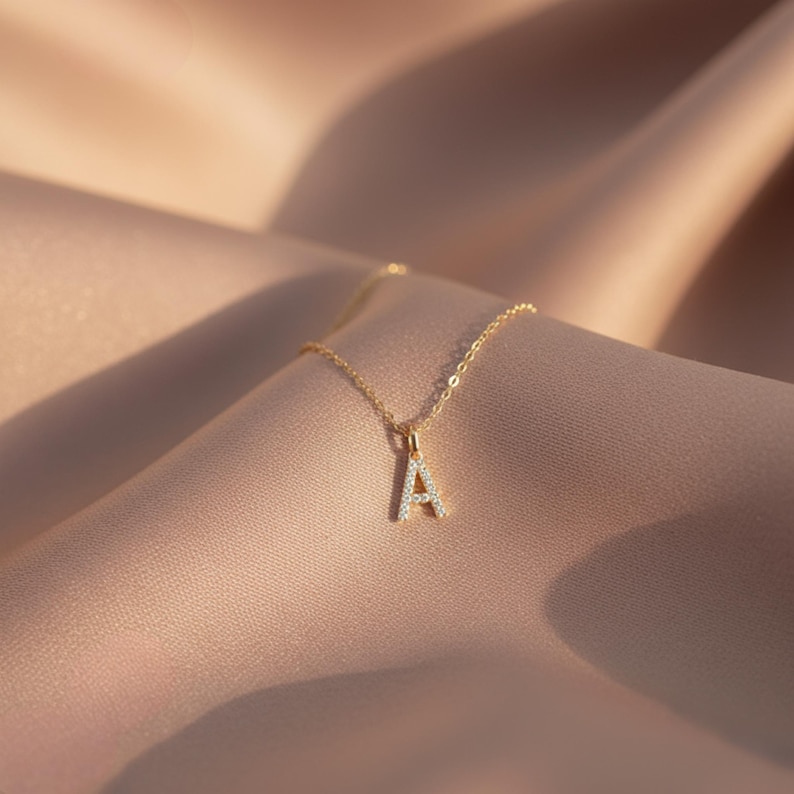 Elegant hänge med alfabetet och diamanter i massivt 9K guld | Anpassat initialhalsband med berlock | Tyst lyxgåva till henne | Eleganta minimalistiska smycken bild 2