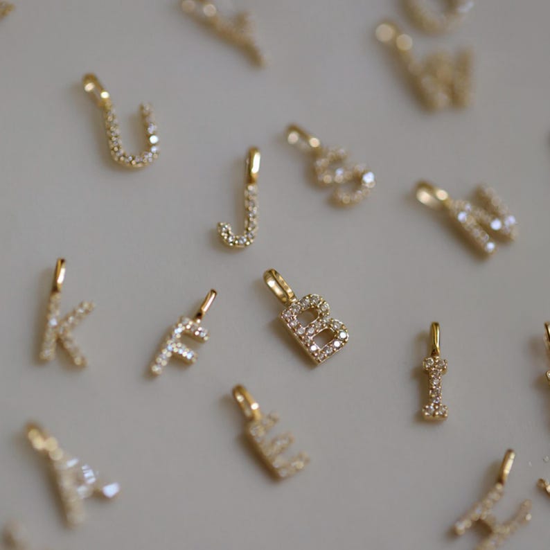 Elegant hänge med alfabetet och diamanter i massivt 9K guld | Anpassat initialhalsband med berlock | Tyst lyxgåva till henne | Eleganta minimalistiska smycken bild 16