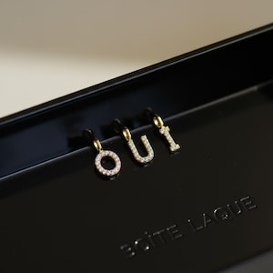 Elegant hänge med alfabetet och diamanter i massivt 9K guld | Anpassat initialhalsband med berlock | Tyst lyxgåva till henne | Eleganta minimalistiska smycken bild 8