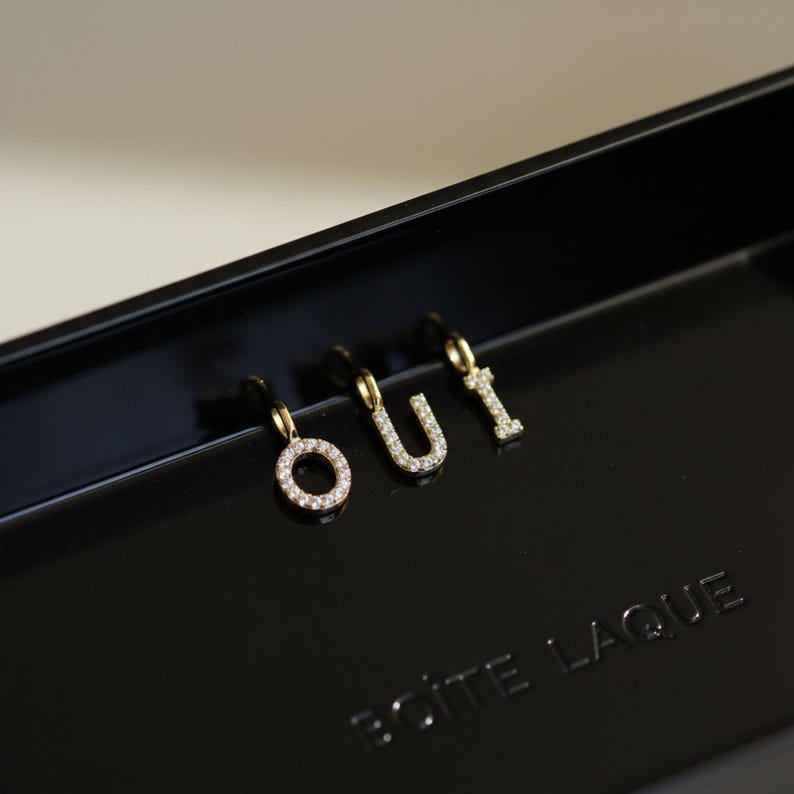 Elegant hänge med alfabetet och diamanter i massivt 9K guld | Anpassat initialhalsband med berlock | Tyst lyxgåva till henne | Eleganta minimalistiska smycken bild 8