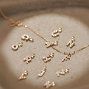 Elegant hänge med alfabetet och diamanter i massivt 9K guld | Anpassat initialhalsband med berlock | Tyst lyxgåva till henne | Eleganta minimalistiska smycken bild 15