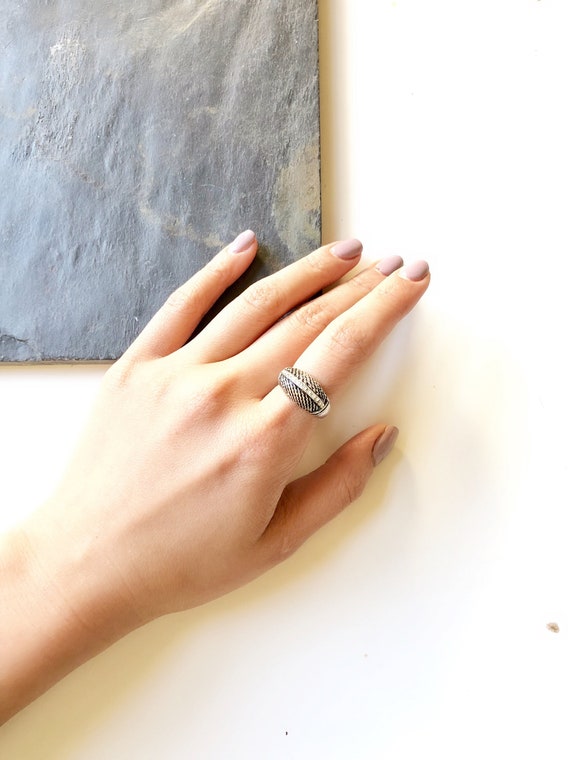 Vintage Texture Silver Dome Croissant Ring | Vint… - image 2