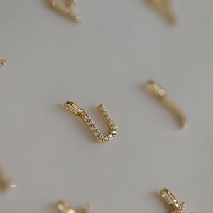 Elegant hänge med alfabetet och diamanter i massivt 9K guld | Anpassat initialhalsband med berlock | Tyst lyxgåva till henne | Eleganta minimalistiska smycken bild 14