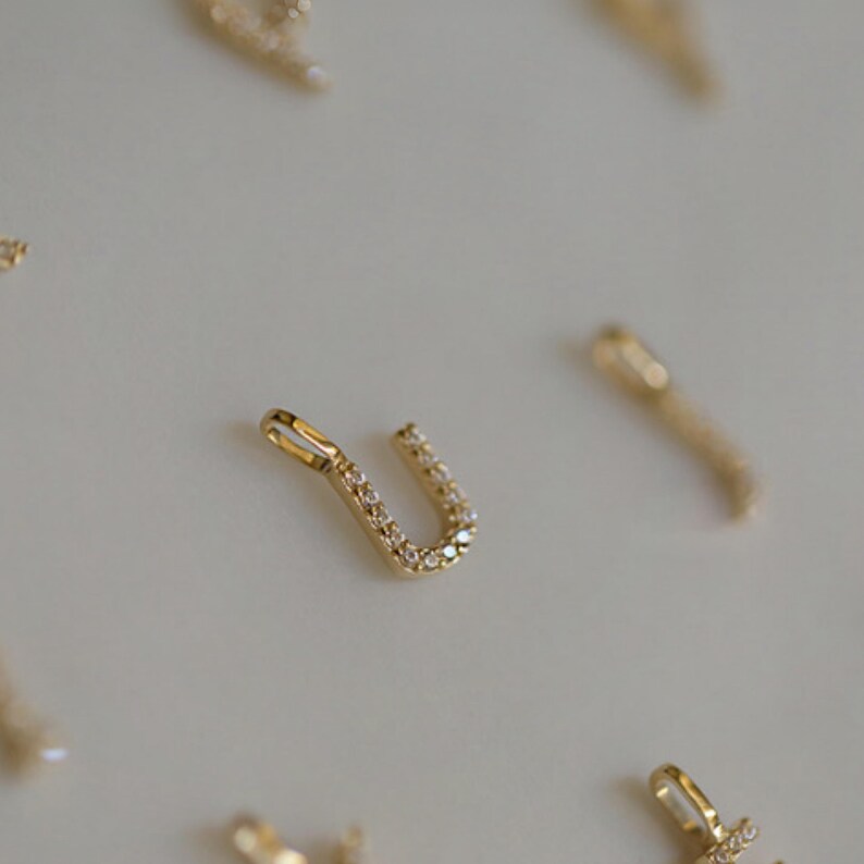 Elegant hänge med alfabetet och diamanter i massivt 9K guld | Anpassat initialhalsband med berlock | Tyst lyxgåva till henne | Eleganta minimalistiska smycken bild 14