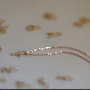 Elegant hänge med alfabetet och diamanter i massivt 9K guld | Anpassat initialhalsband med berlock | Tyst lyxgåva till henne | Eleganta minimalistiska smycken bild 12