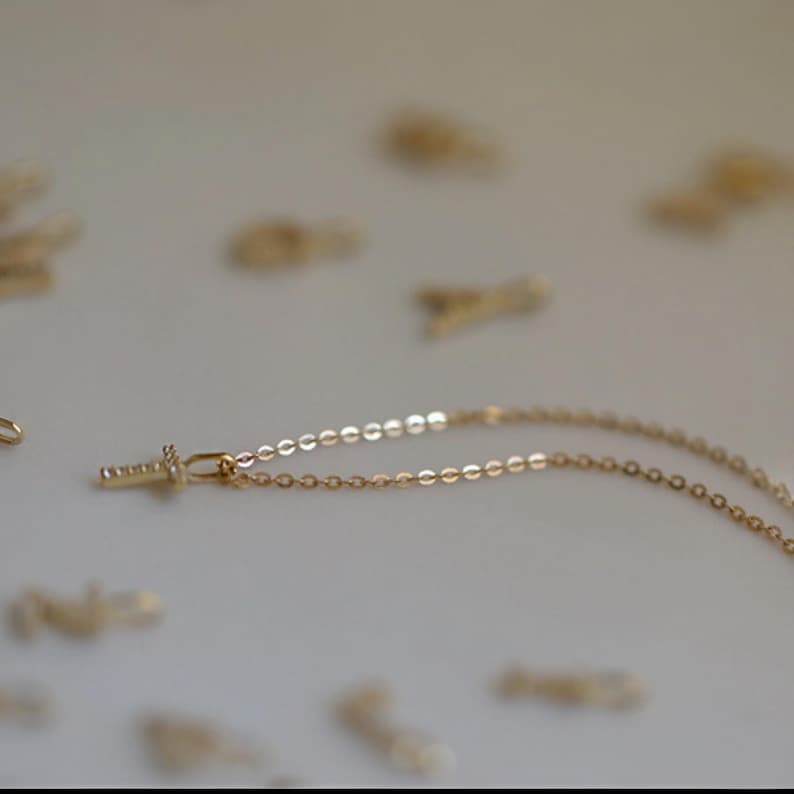 Elegant hänge med alfabetet och diamanter i massivt 9K guld | Anpassat initialhalsband med berlock | Tyst lyxgåva till henne | Eleganta minimalistiska smycken bild 12