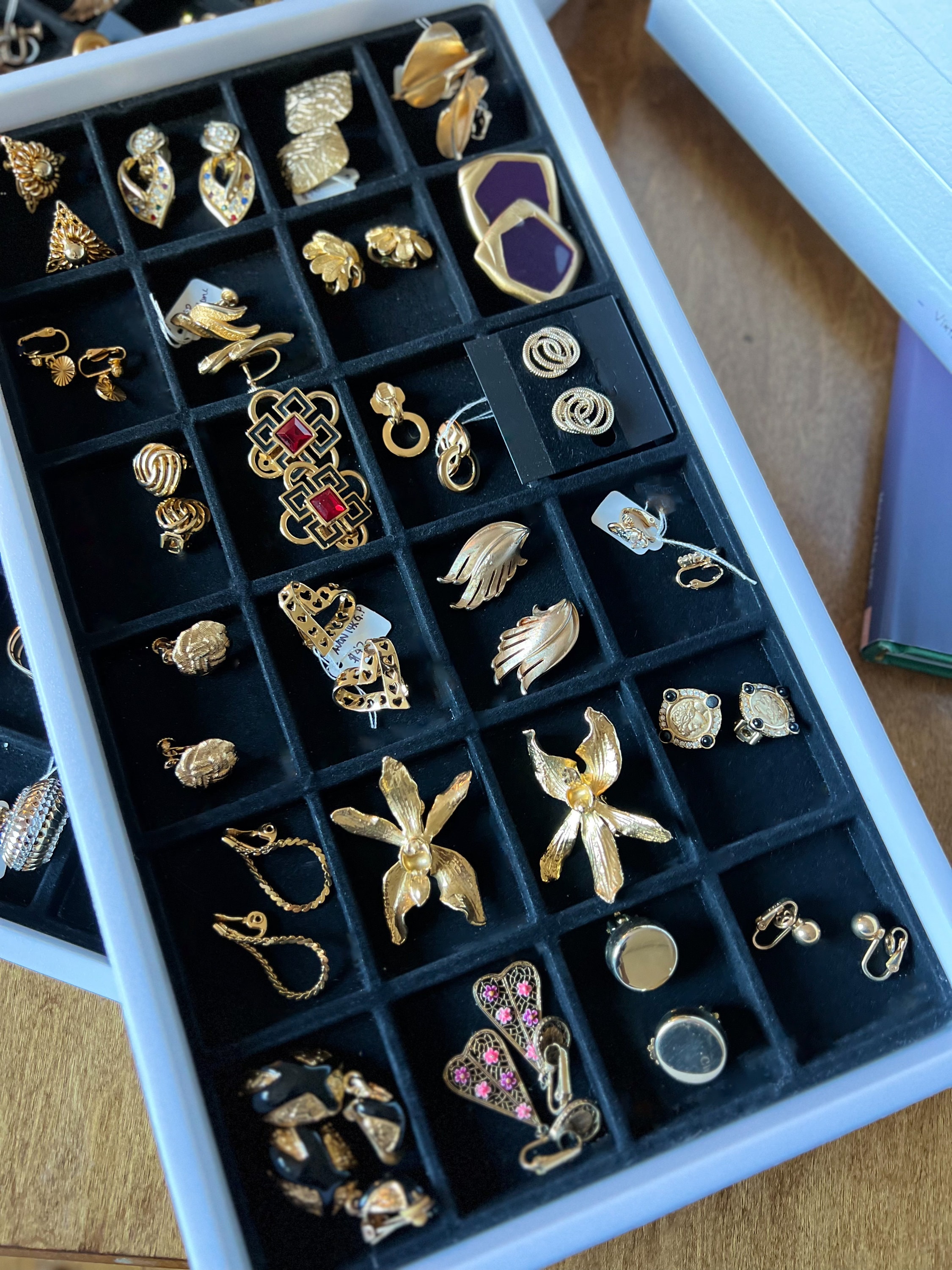 Lot De Bijoux Vintage Dorés Rétro - Clips Fantaisie Et Boucles D'oreilles - Occasion Bon état