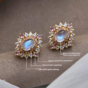 Puede incluir: Un par de pendientes de oro con un cabuj&oacute;n de piedra lunar azul natural, zafiros rosas y piedras lunares azules. Engastados en oro de 18 quilates. Una hermosa joya.
