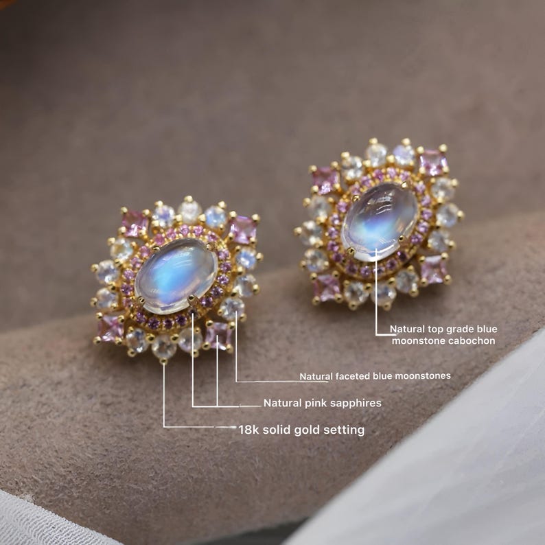 Puede incluir: Un par de pendientes de oro con un cabuj&oacute;n de piedra lunar azul natural, zafiros rosas y piedras lunares azules. Engastados en oro de 18 quilates. Una hermosa joya.